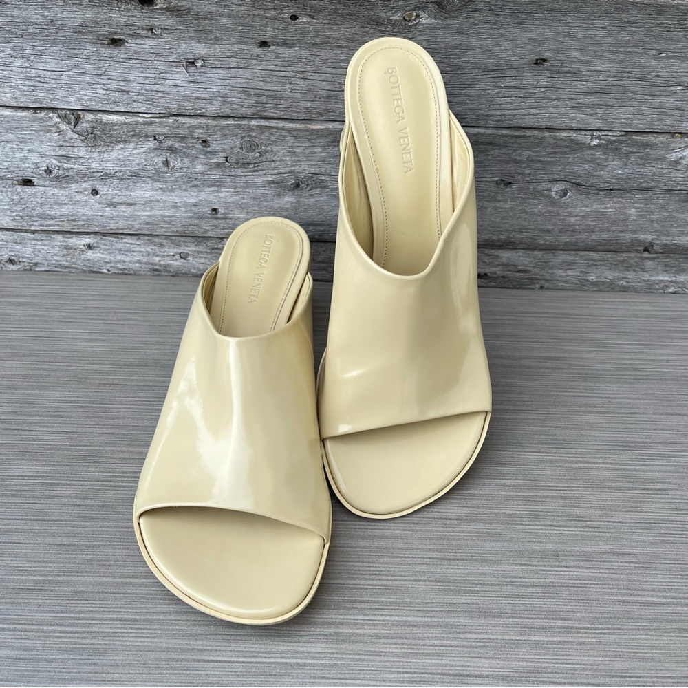 Bottega Veneta Atomic Leather Cylinder-Heel Mules - Picture 3 of 15